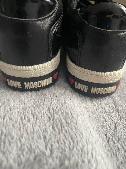 Продавам обувки номер 35 носени няколко пъти. оригинален Moschino