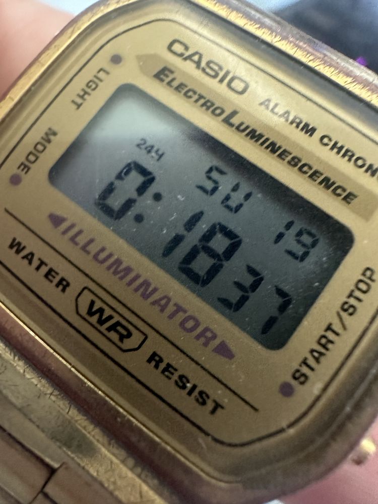 ПРОДАВАМ Casio часовник