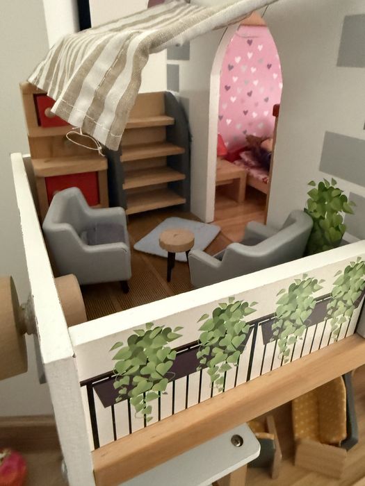 Дървена къща за кукли с много мебели и семейство