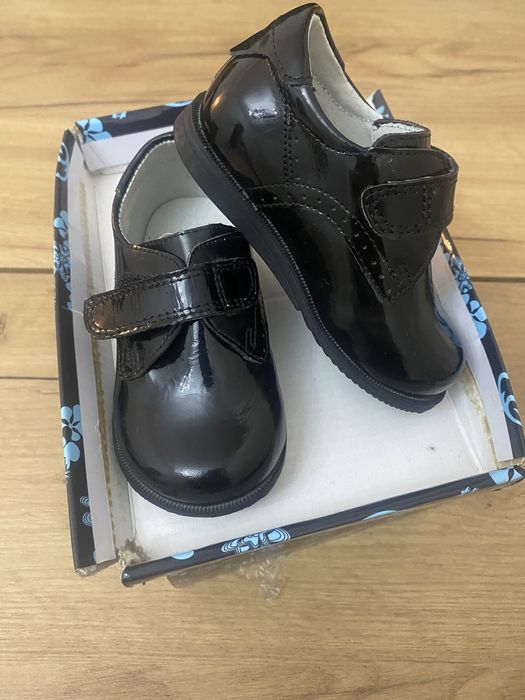 Продам детские туфли для мальчика на годик