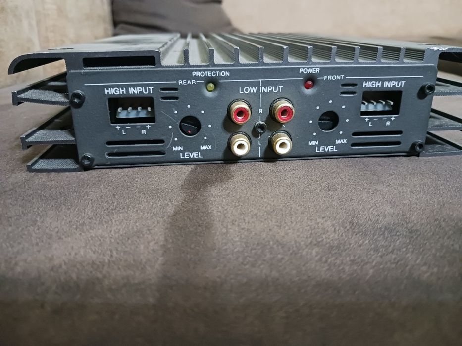 Продавам аудио усилвател за кола