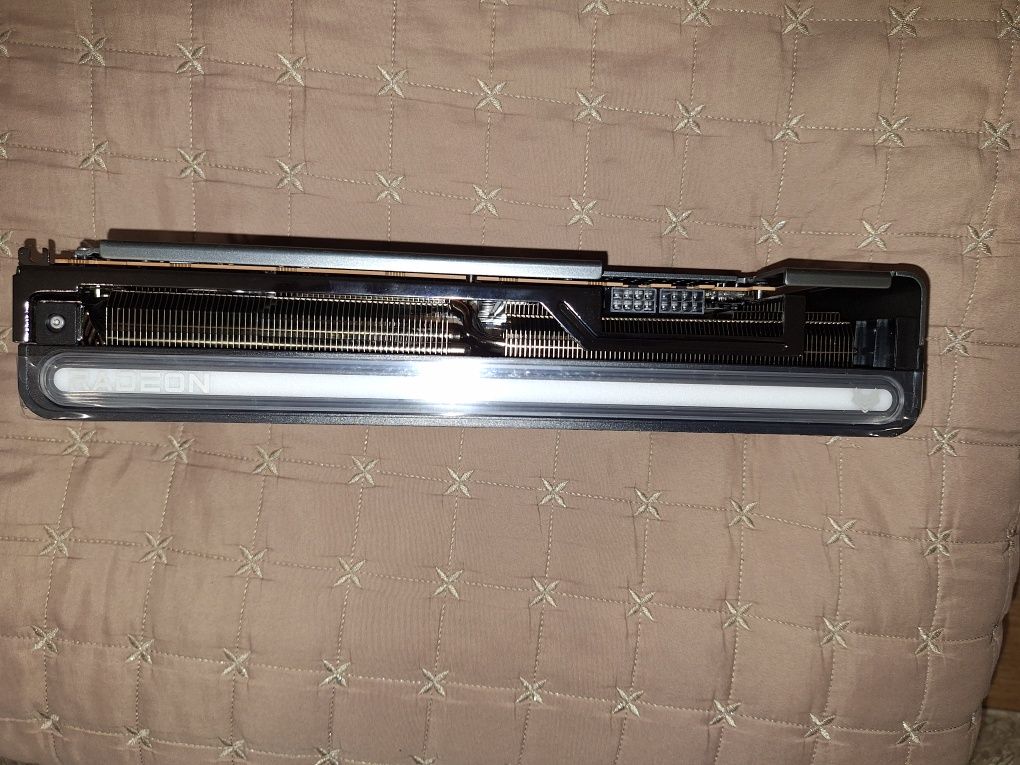 SapphierNITRO+ AMD Radeon™ RX 7800 XT
SAPPHIRE NITRO+ AMD Radeon™ RX