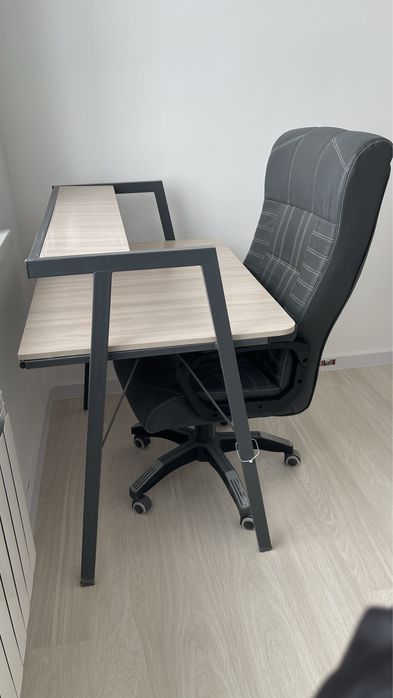Рабочий стол и кресло