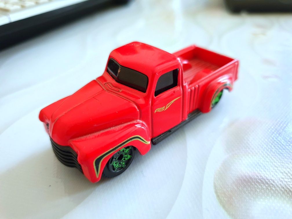 Коллекция модель Hot Wheels 52 Chevy.