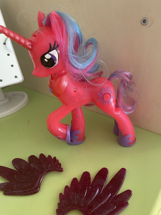 Кушик айтадиган от уйинчок бир дона.