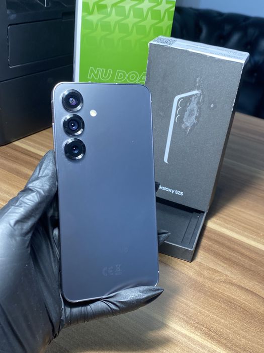 Samsung Galaxy s25 • 256 GB • Silver Shadow