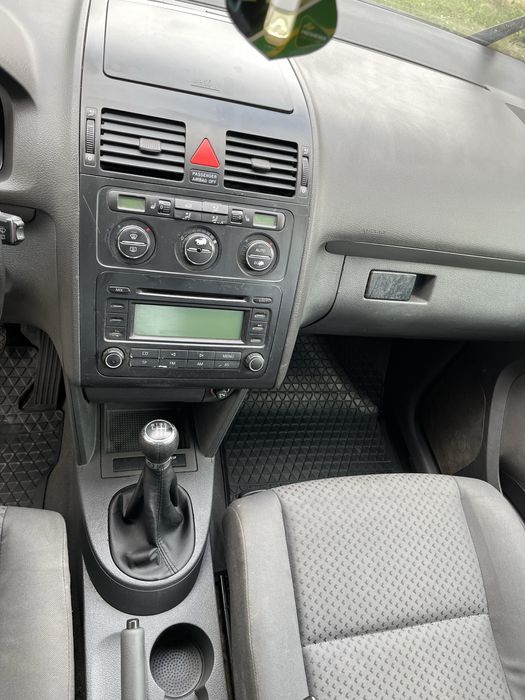 Vând Volkswagen Touran 2004