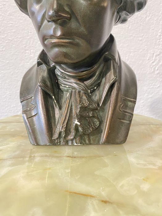 Бароков бюст скулптора от порцелан