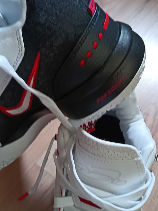 Nike оригинални маратонки 38,5 номер. Нови!