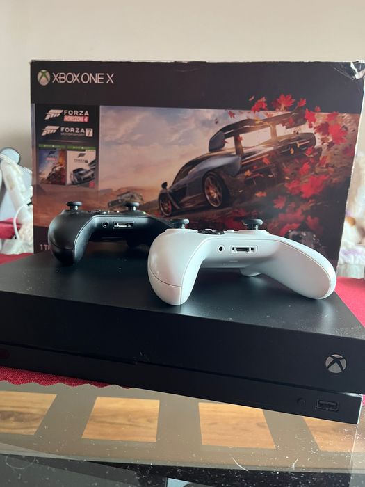 Xbox one X 1 TB + 2 controllers