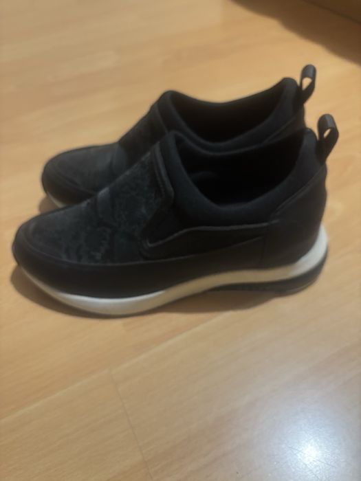 Дамски спортни обувки