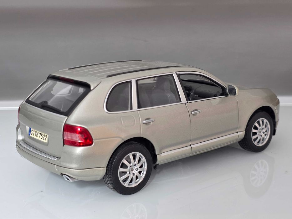 Macheta Auto 1/18 Maisto Porsche Cayenne Silver