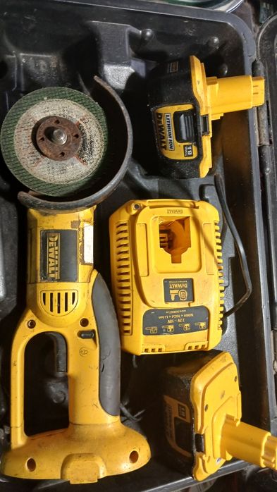 Polizor dewalt 18 volți cu 2 acumulatori litiu ion și incarcator