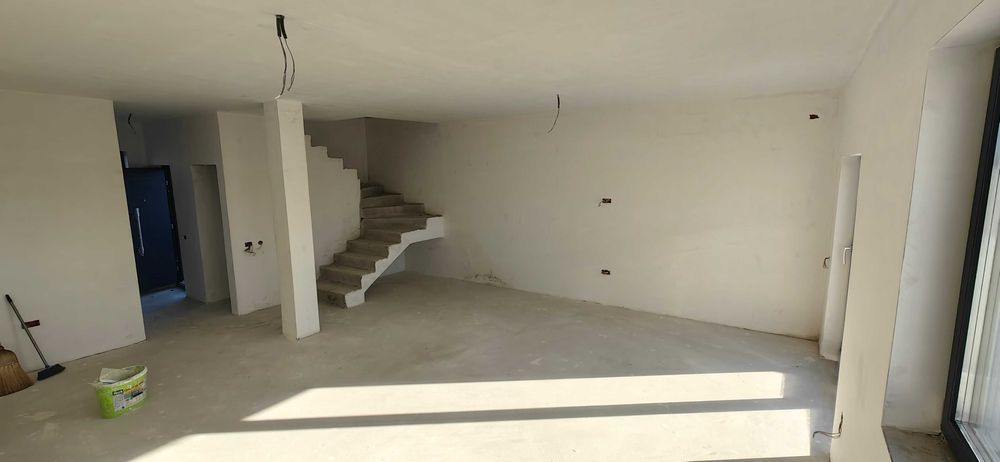 Vand casa tip duplex in Via Carmina