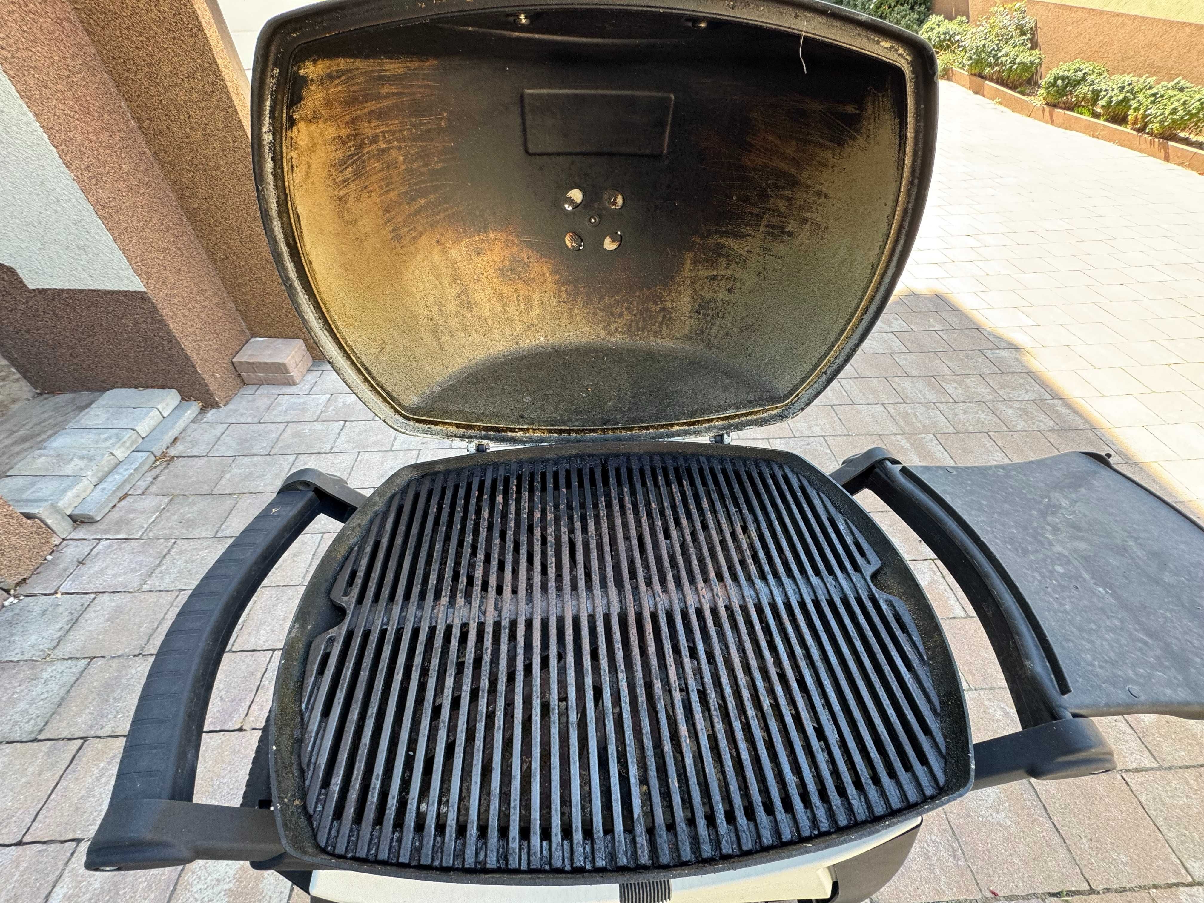 Барбекю Weber 1200 на дървени въглища със стойка