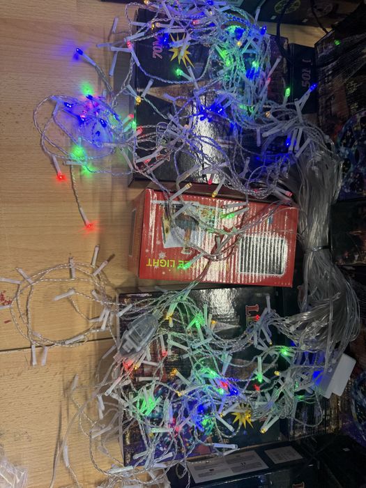 Instalatie brad diferite culori si jocuri de lumini