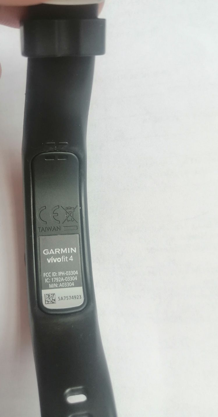 Garmin часовник Vivofit 4