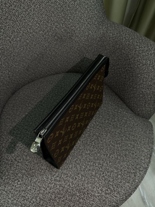 КАТО ЧИСТО НОВ Louis Vuitton Clutch