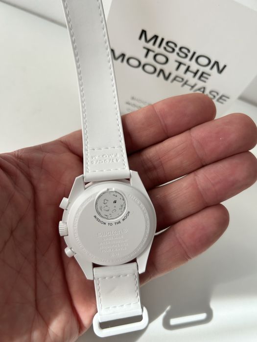 Ceas Swatch X Omega Mission to MoonPHASE Snoopy Edition .