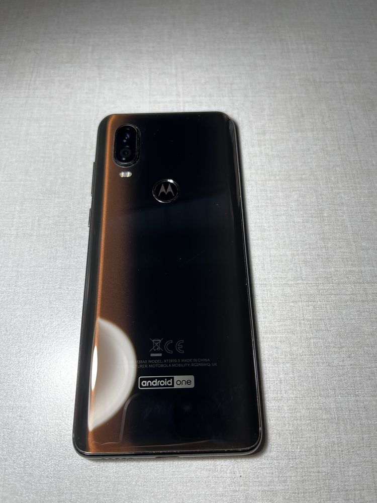 Продавам телефон: Motorola One Vision