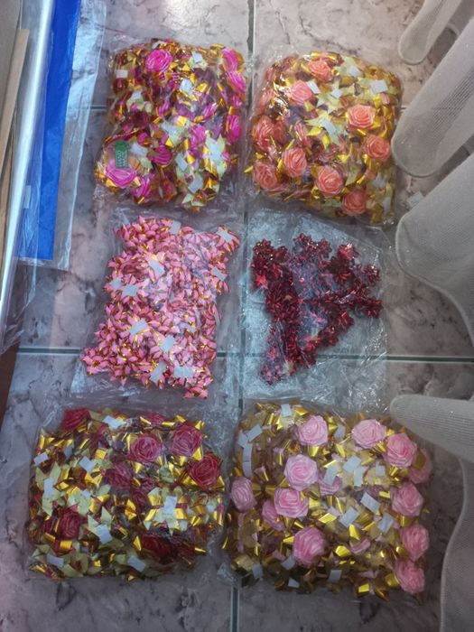 Продам остатки  лента, цветочки, бумагу все для упаковки подарков
