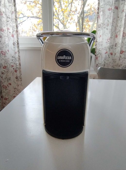 Компактна кафемашина с капсули Lavazza LM JOLIE