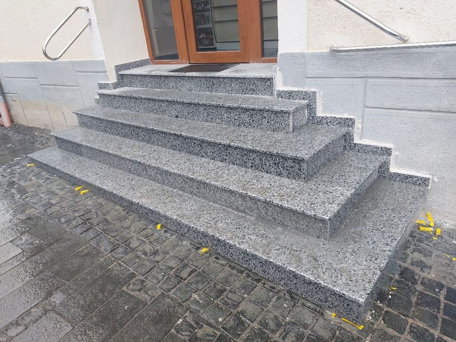 Executam trepte, glafuri,vaze din marmura,travertin