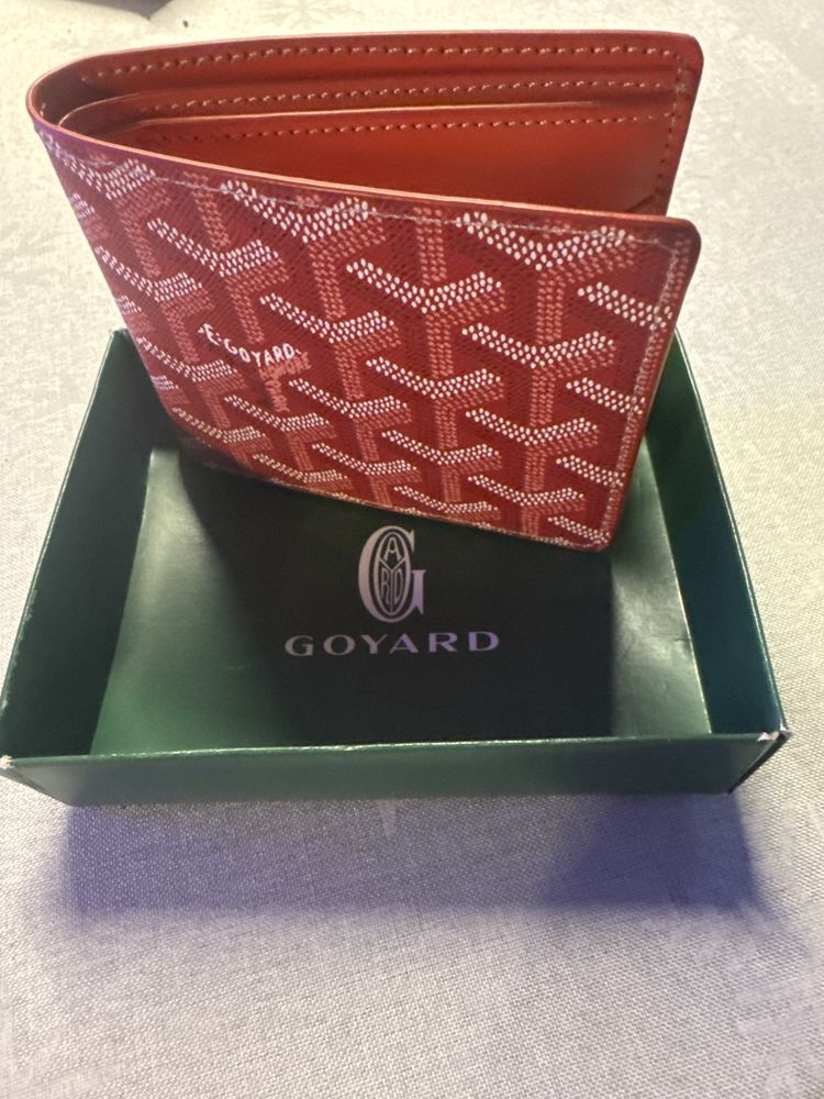 Продавам Кожен партфеил на Louis Vuitton  и Goyard
