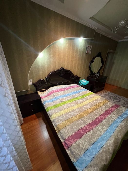 Кровать и 2 тумбочки