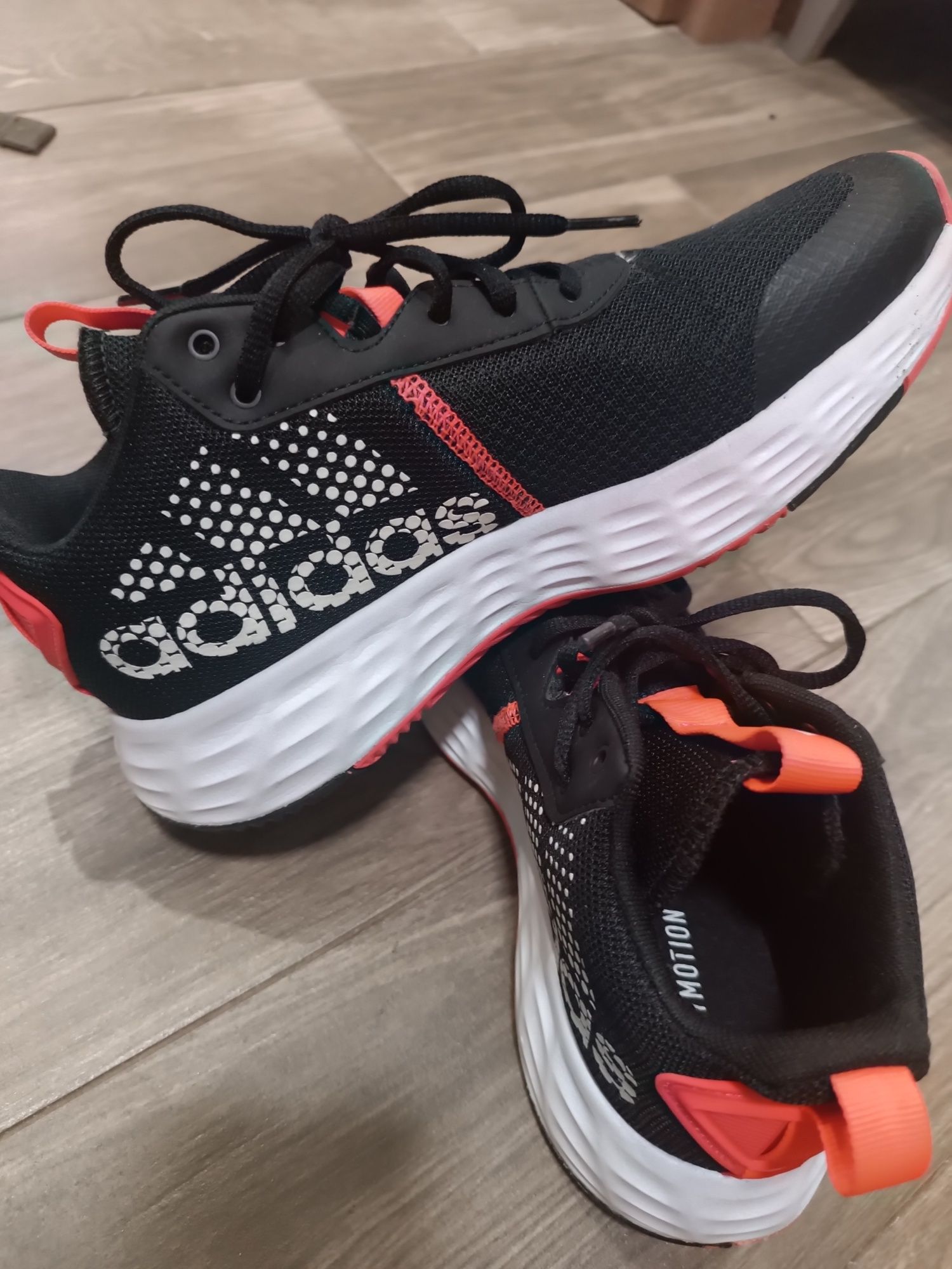 Яки маратонки adidas
