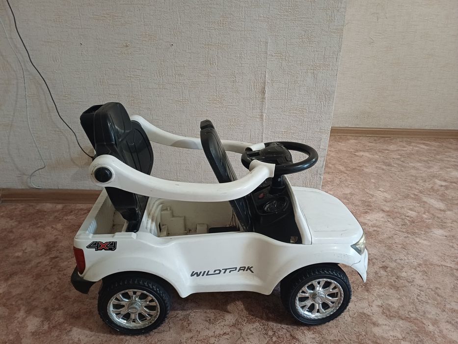 Детская  машина белого цвета