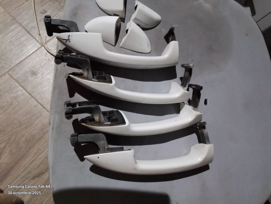 Vând boxe , geamuri , macara , ornament lateral ușă pasat cc 2011