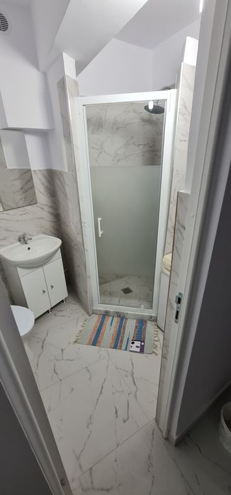 Închiriez garsoniera