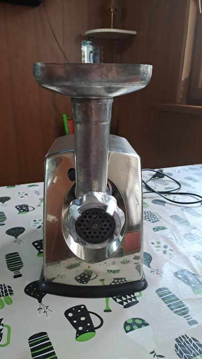 Продаётся мясорубка электрическая