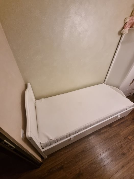 Vând Pat solid cu somieră,dimensiune 200/90 cm