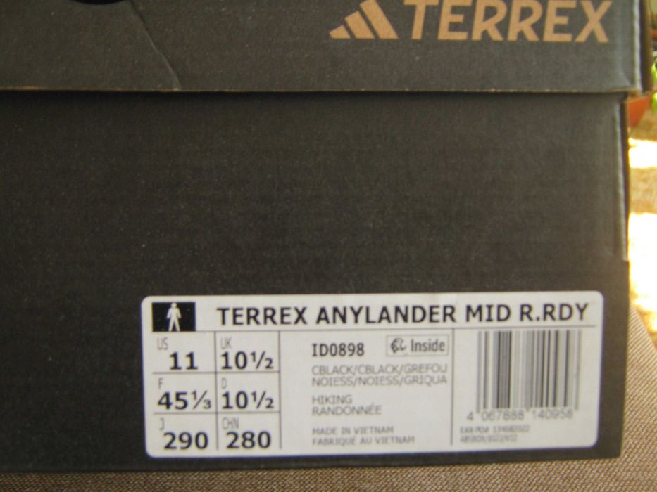 Чисто нови спортни обувки