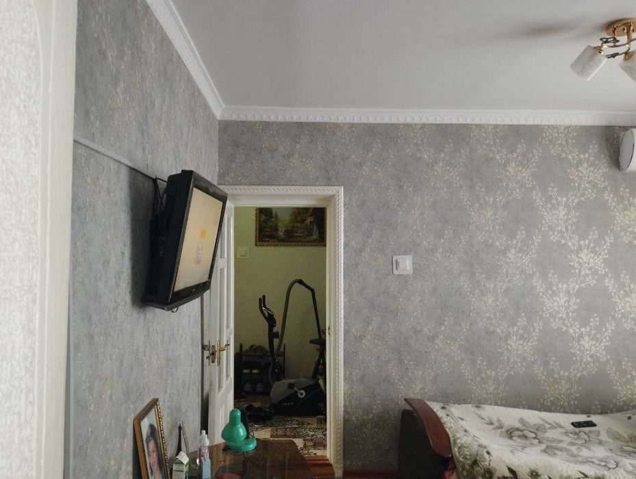 Срочно 4 хонали кирпичный  квартира жихозлари билан  сотилади  5 микрн