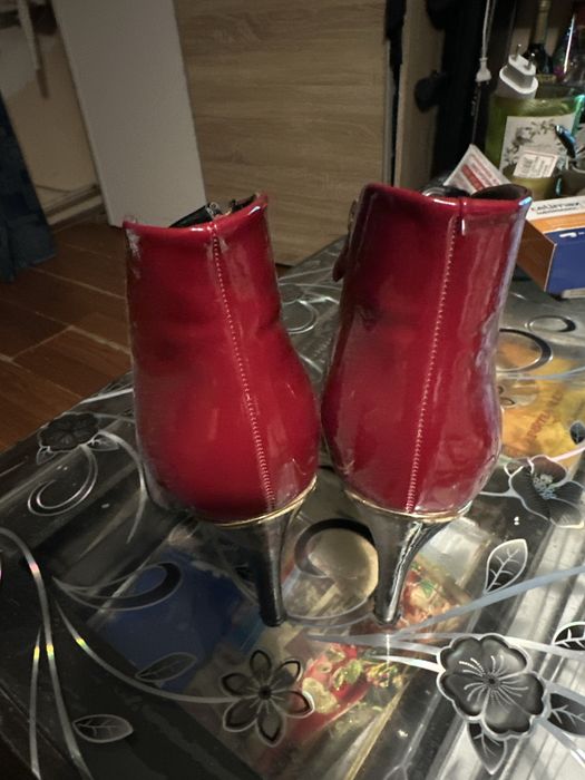 Боти лак червено и черно