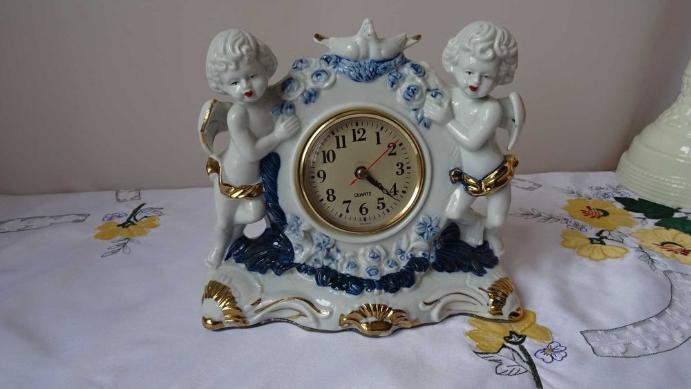 Порцеланов настолен часовник  с херувими и гълъби.