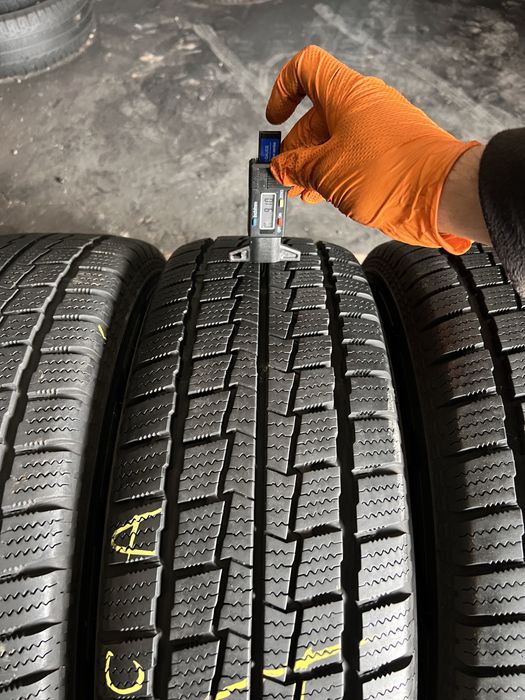 4 anvelope iarna ca NOI 215/70/15 C , Hankook !