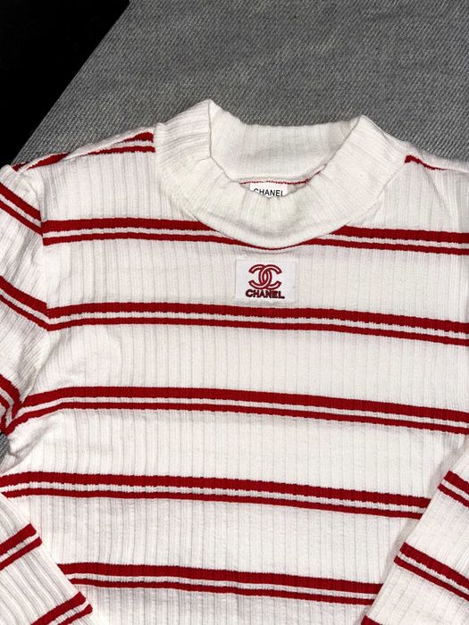 пуловер бял шампанско цвят с червено рае шанел червен chanel блуза топ