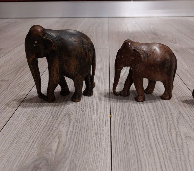 Vand 5 Elefanti din Lemn