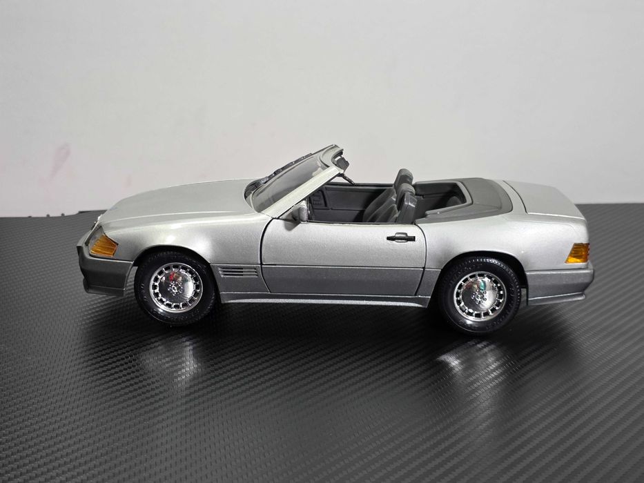 Macheta Auto 1/18 Revell Mercedes Benz 500 SL 1989 Gri