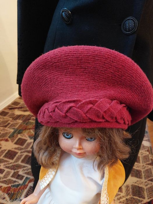 Bereta chic  grena din lana, cu margine impletita, din 2 straturi