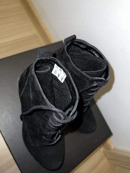 Botine piele intoarsa si blanita