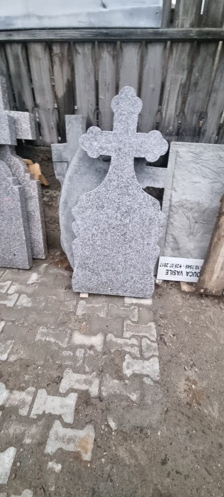 Vând cruci și dalii de beton