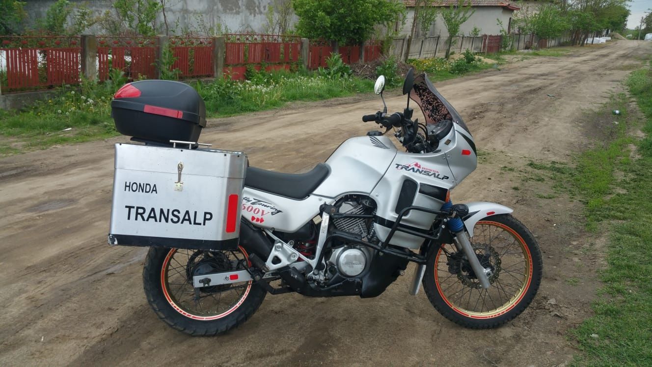 Honda transalp 600V cu atas foarte dotata și pregătită totul nou