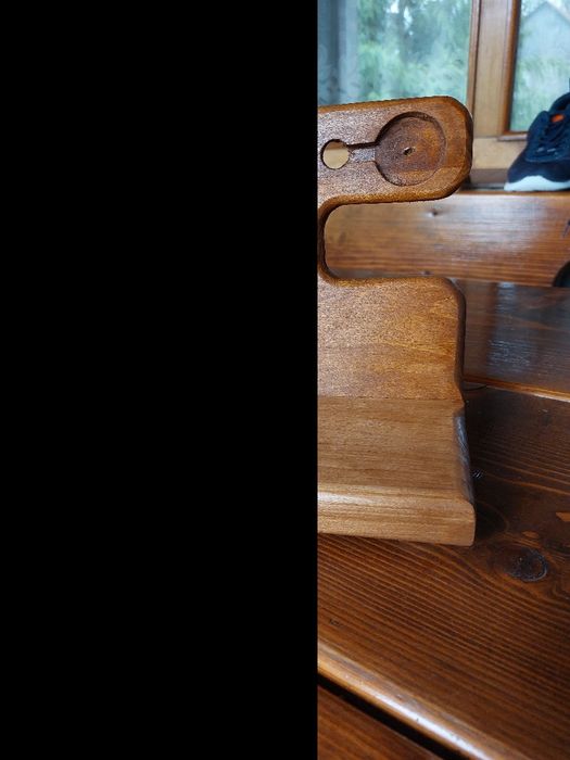 Suport de telefon și accesorii din lemn