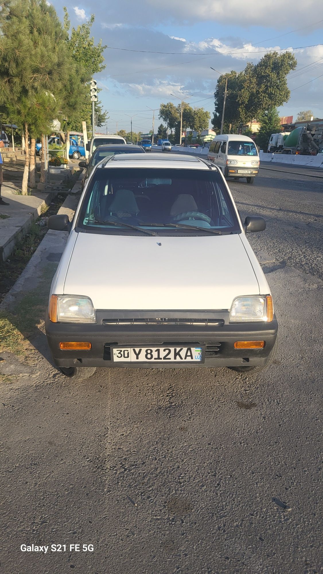 Yurib turgan moshina tel savdosi bor