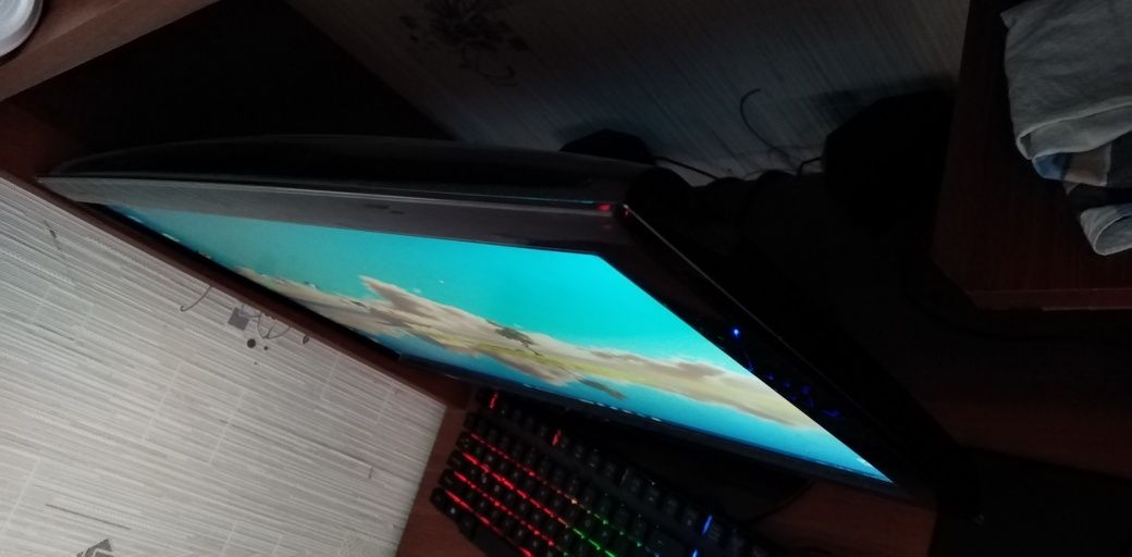 Monitor kompyuterniki full HD